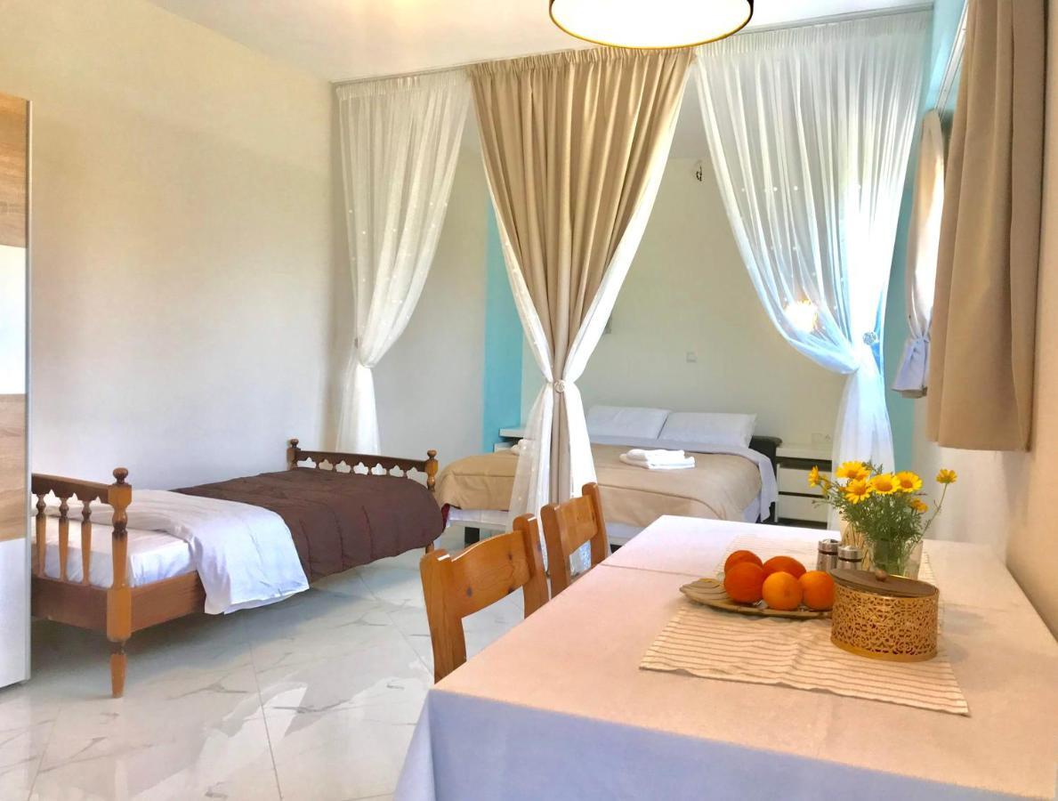 Semiramis Suites With Pool Kalamata Exteriér fotografie